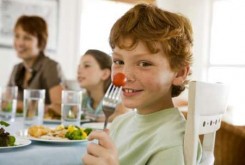 شیوه غذا خوردن در آرامش یا بدخلفی نوجوانان موثر است