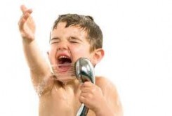 کشف دلیل علمی علاقه افراد به آواز خواندن در حمام!