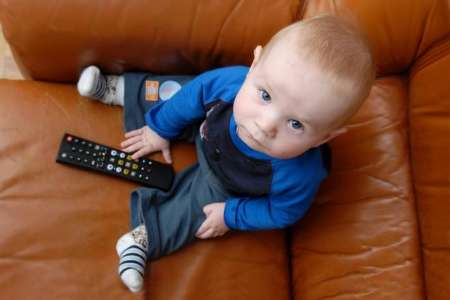 تماشای افراطی تلویزیون مهارت و ارتباط اجتماعی را از کودکان می گیرد