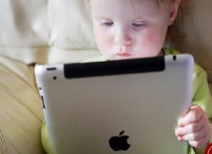 کودکان را با تبلت و موبایل آرام نکنید