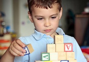 از کجا بفهمیم فرزندمان اوتیسم دارد؟